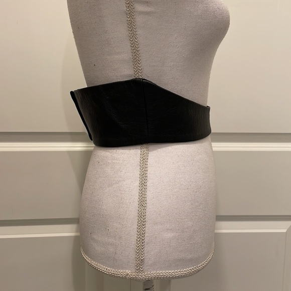 Monique Lhuillier Curved Black Belt main image 4